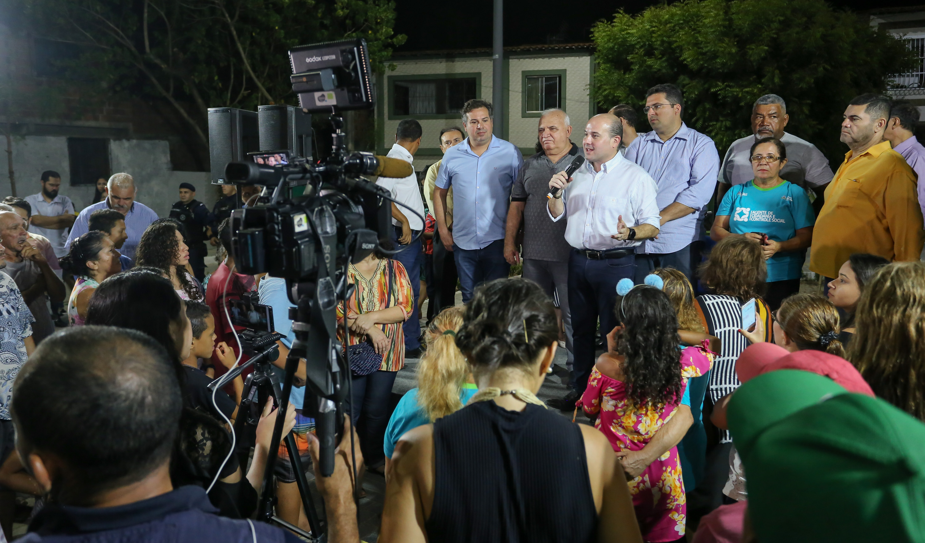 grupo de pessoas em cima de um palco na praça